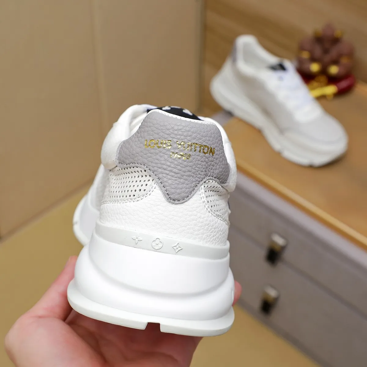 Ex-factory price: 440¥🌹🌹[LV Louis Vuitton] new low-top casual men's shoes. A must-have for fashionable men, new products are released in Hong Kong counters [strong], big-name style, European and American masters strongly create unique styles, comfortable on the feet, super soft outsole, super wear-resistant. Gives people a strong visual impact. Material: imported first-layer cowhide leather upper ➕rubber non-slip outsole, rubber graphics matching, 38 to 44